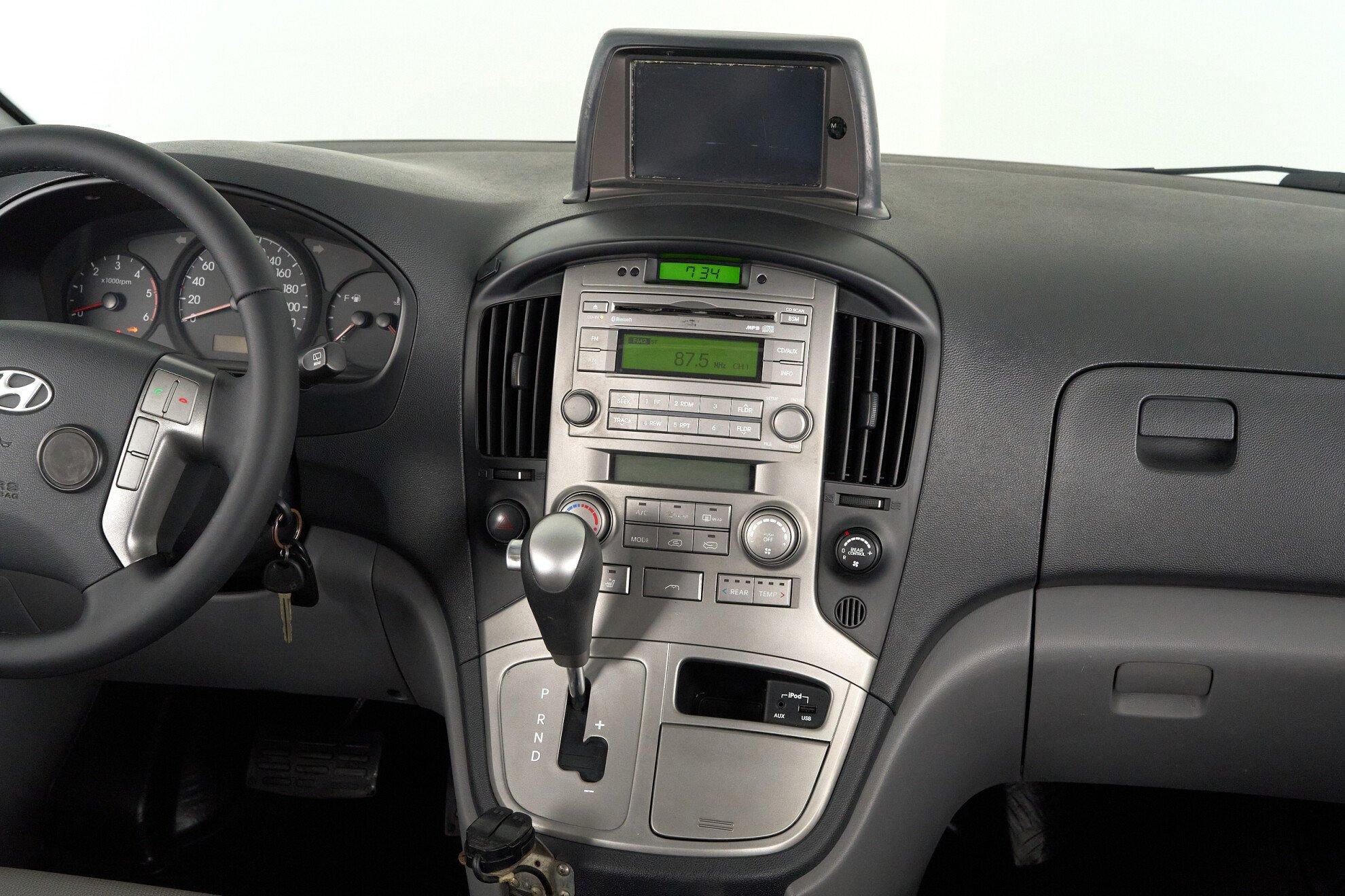 Hyundai Grand Starex 2012, серебряный