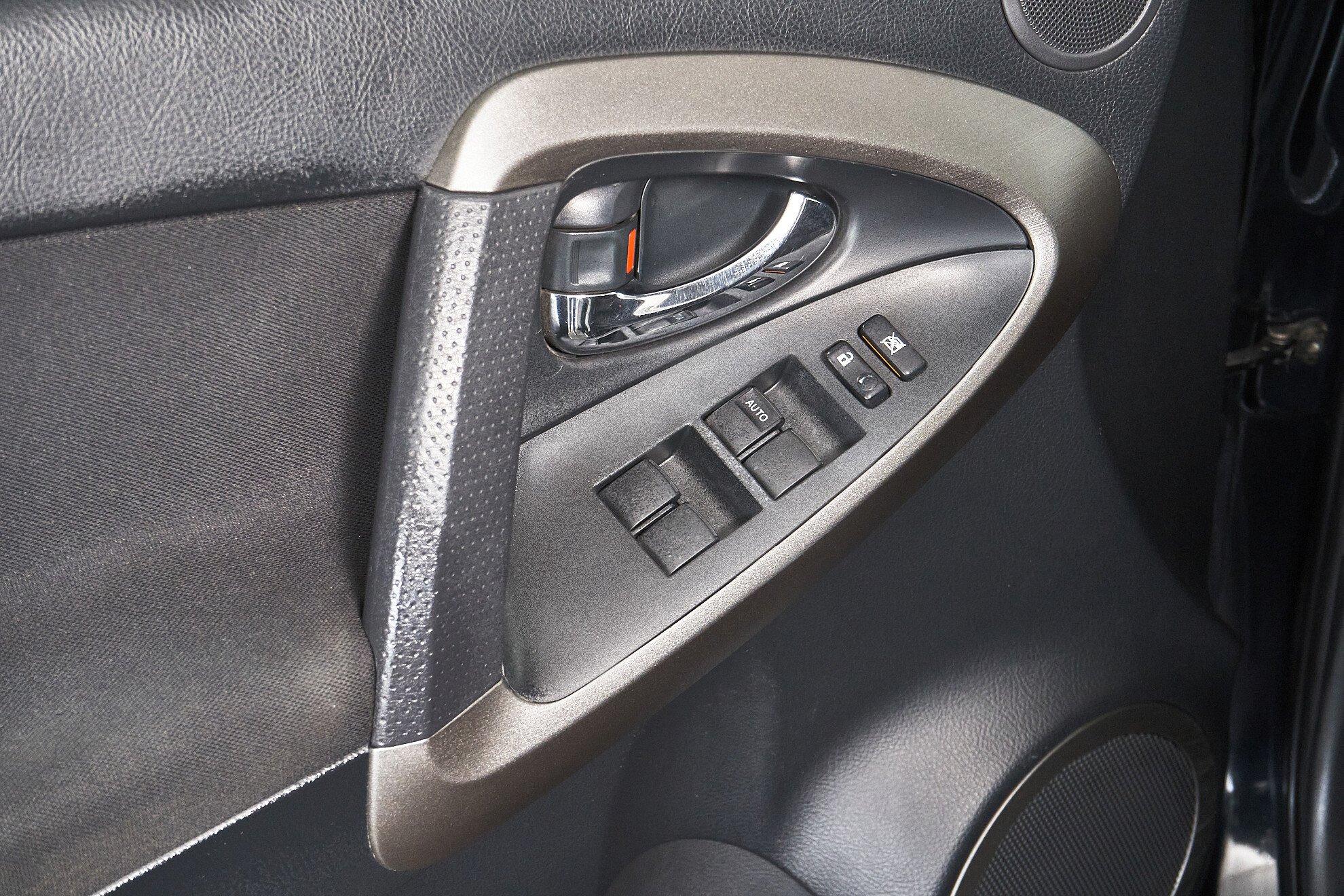 Toyota RAV4 2010, серый