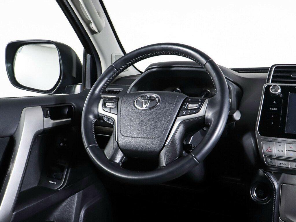 Toyota Land Cruiser Prado 2019, коричневый