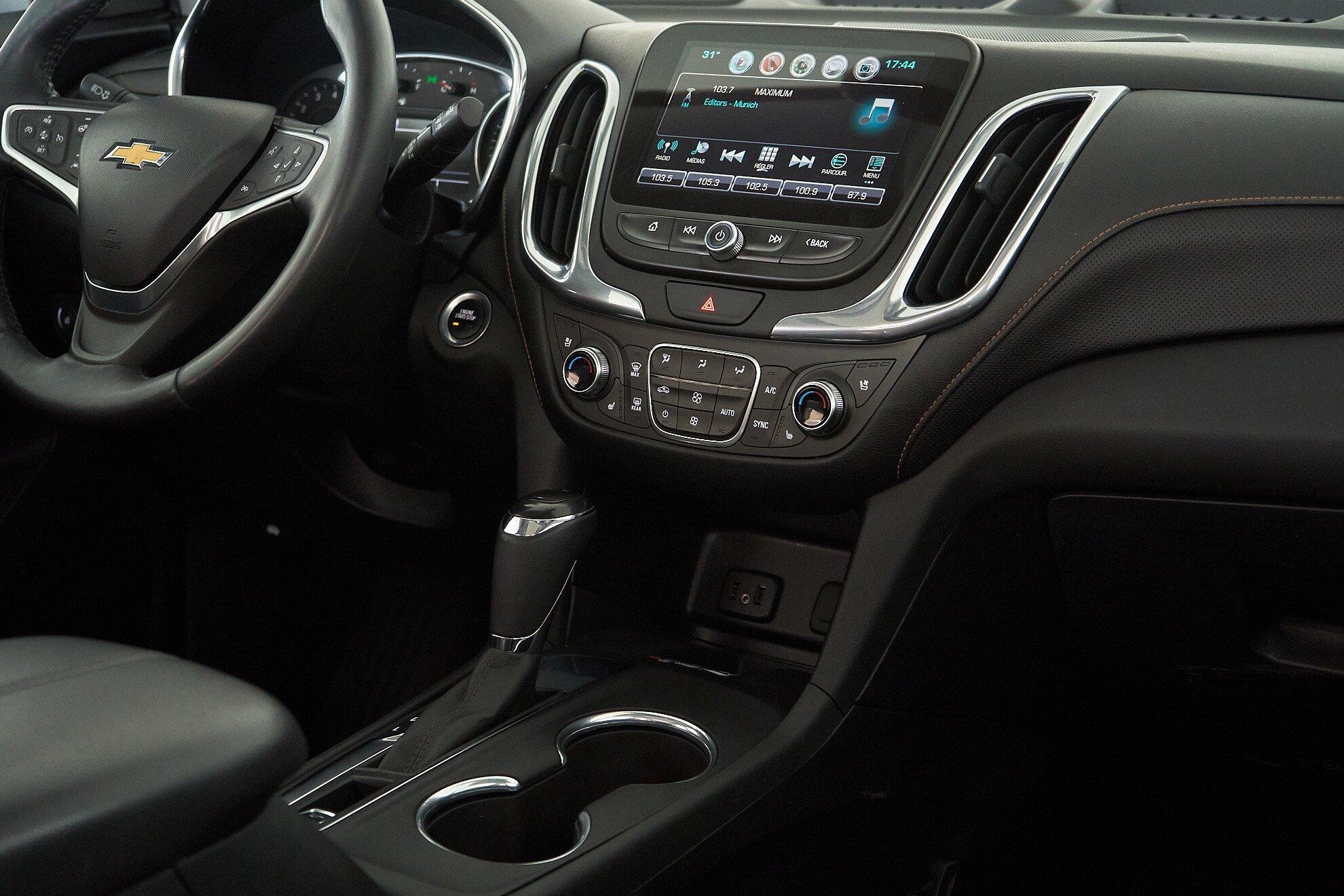 Chevrolet Equinox 2017, серый