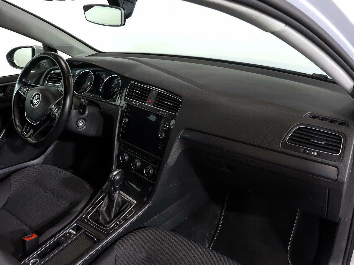 Volkswagen Golf 2018, белый