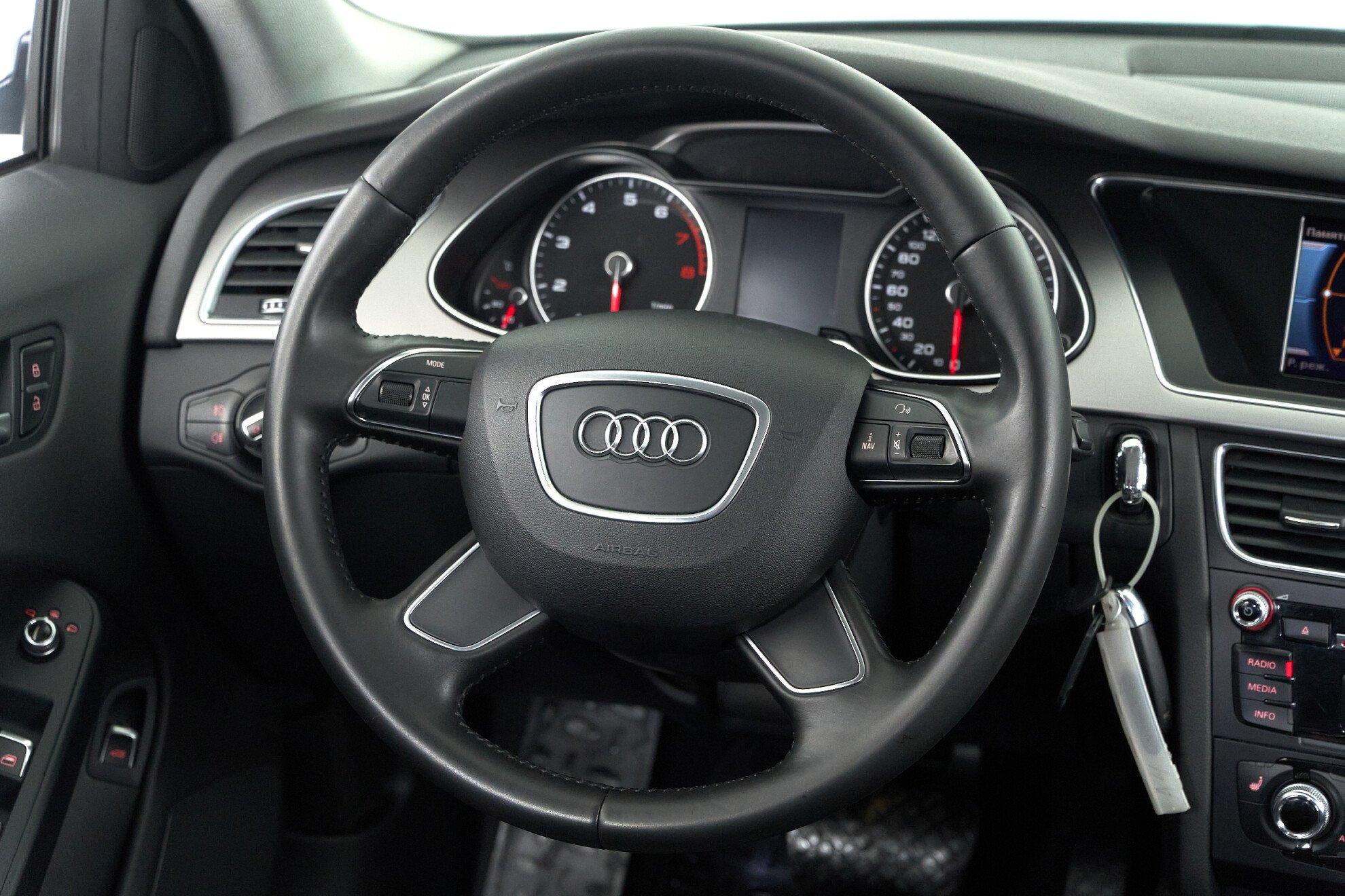 Audi A4 2012, белый