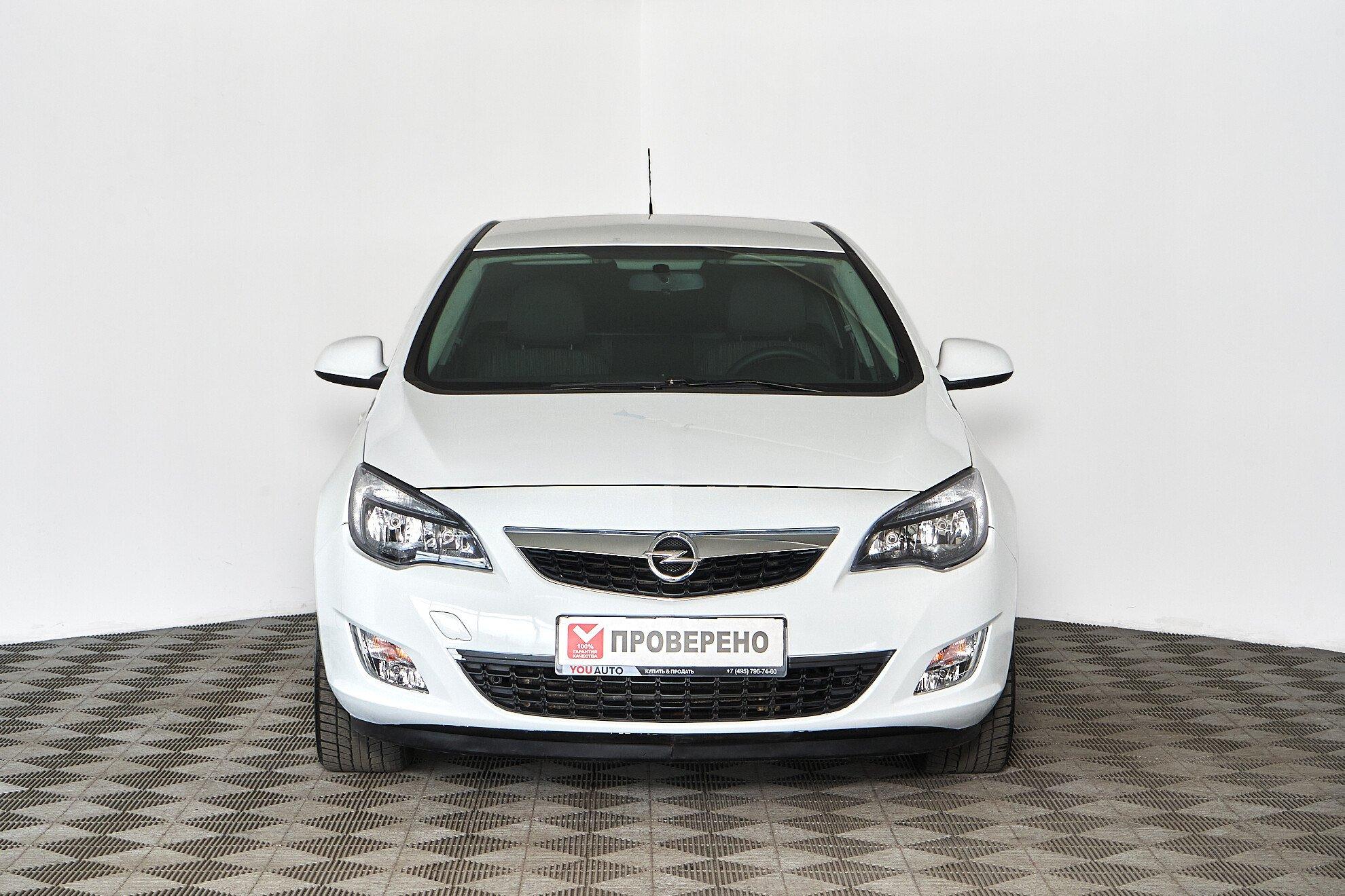 Opel Astra 2012, белый