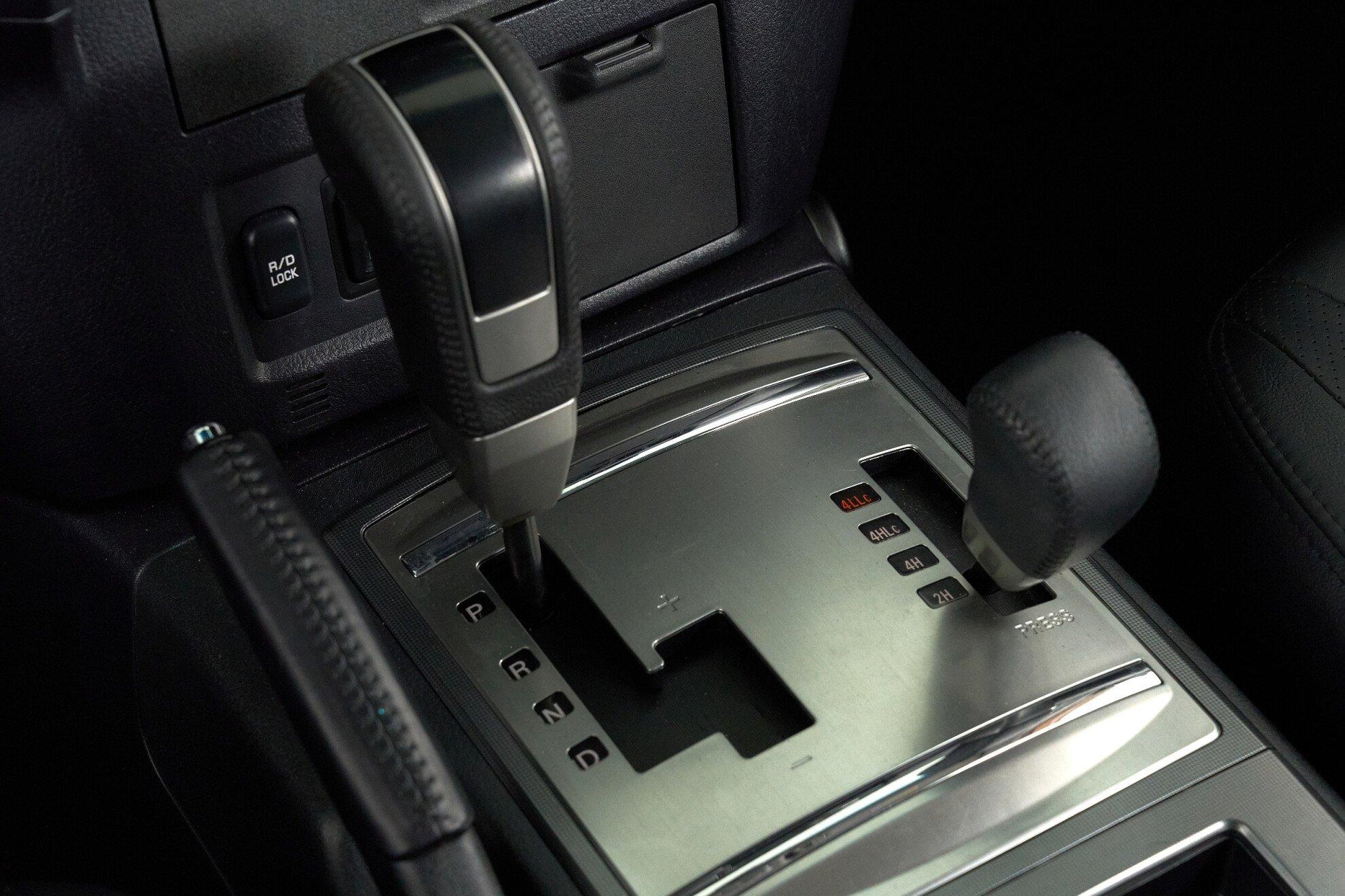 Mitsubishi Pajero 2010, серебряный