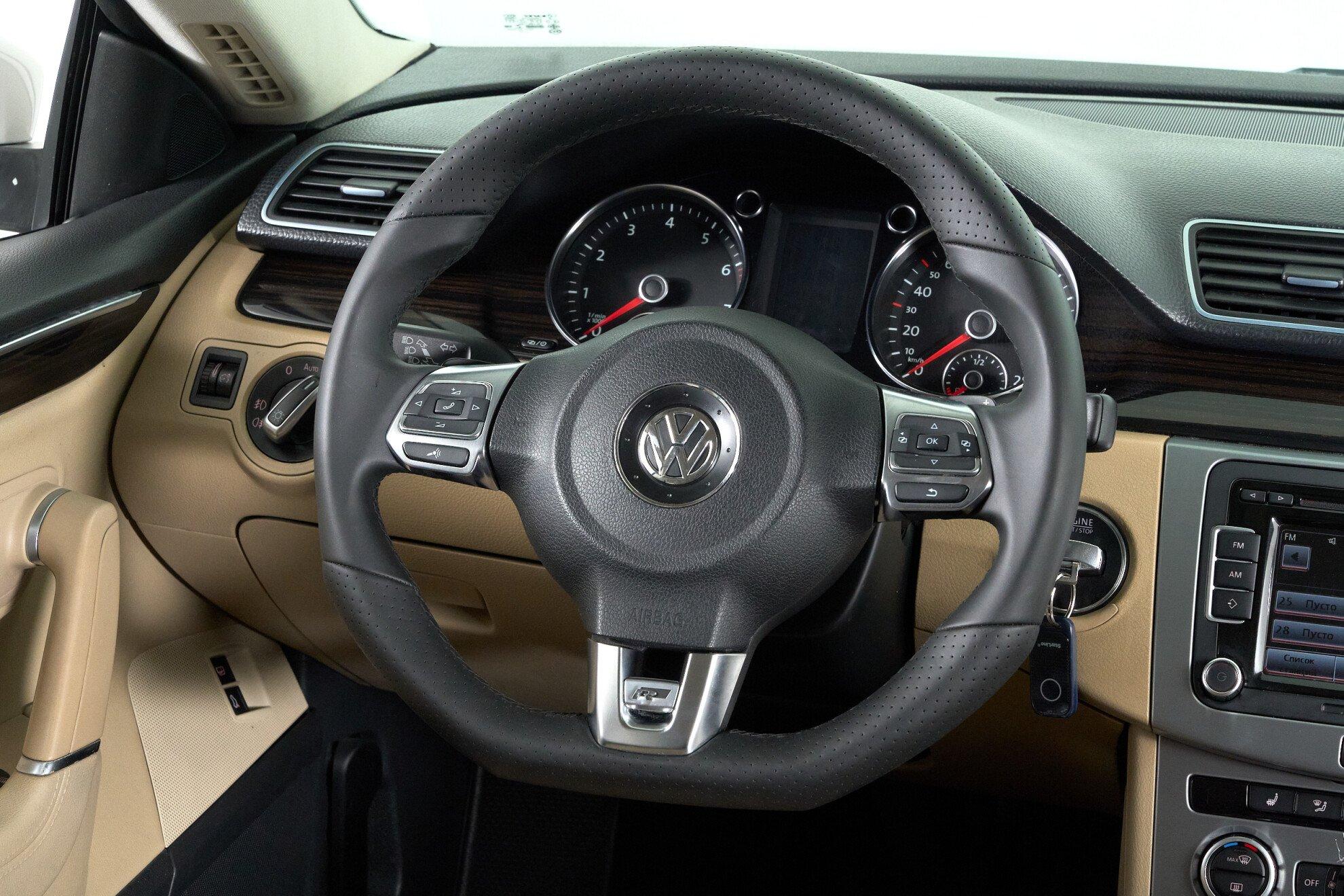 Volkswagen Passat CC 2013, белый