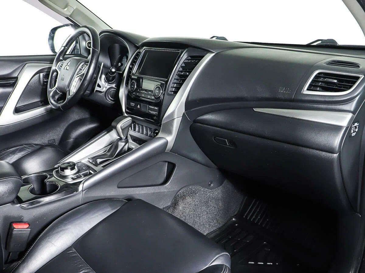 Mitsubishi Pajero Sport 2021, черный