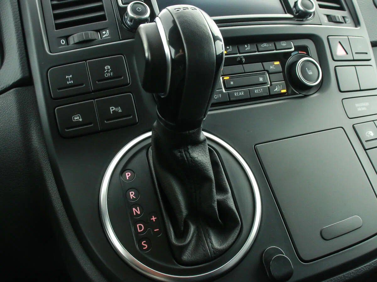 Volkswagen Multivan 2010, черный