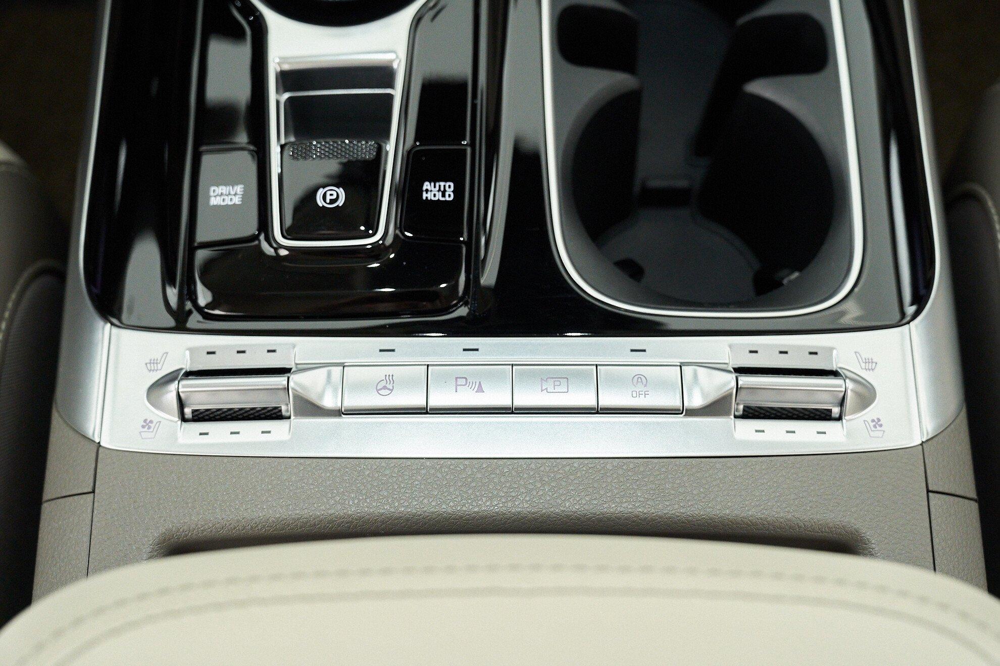 Kia Carnival 2023, белый