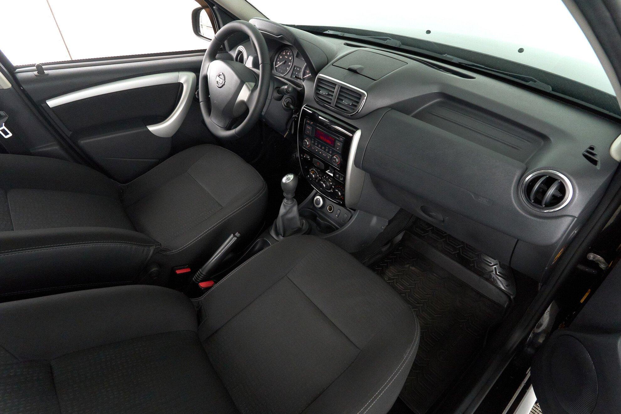 Nissan Terrano 2015, черный