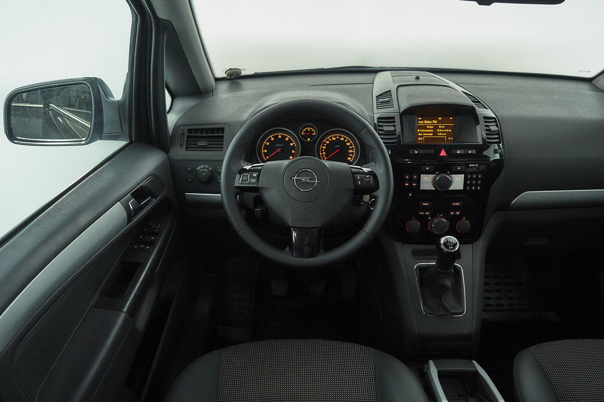Opel Zafira 2011, серый