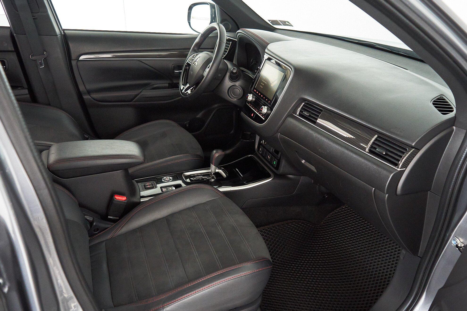 Mitsubishi Outlander 2019, серый
