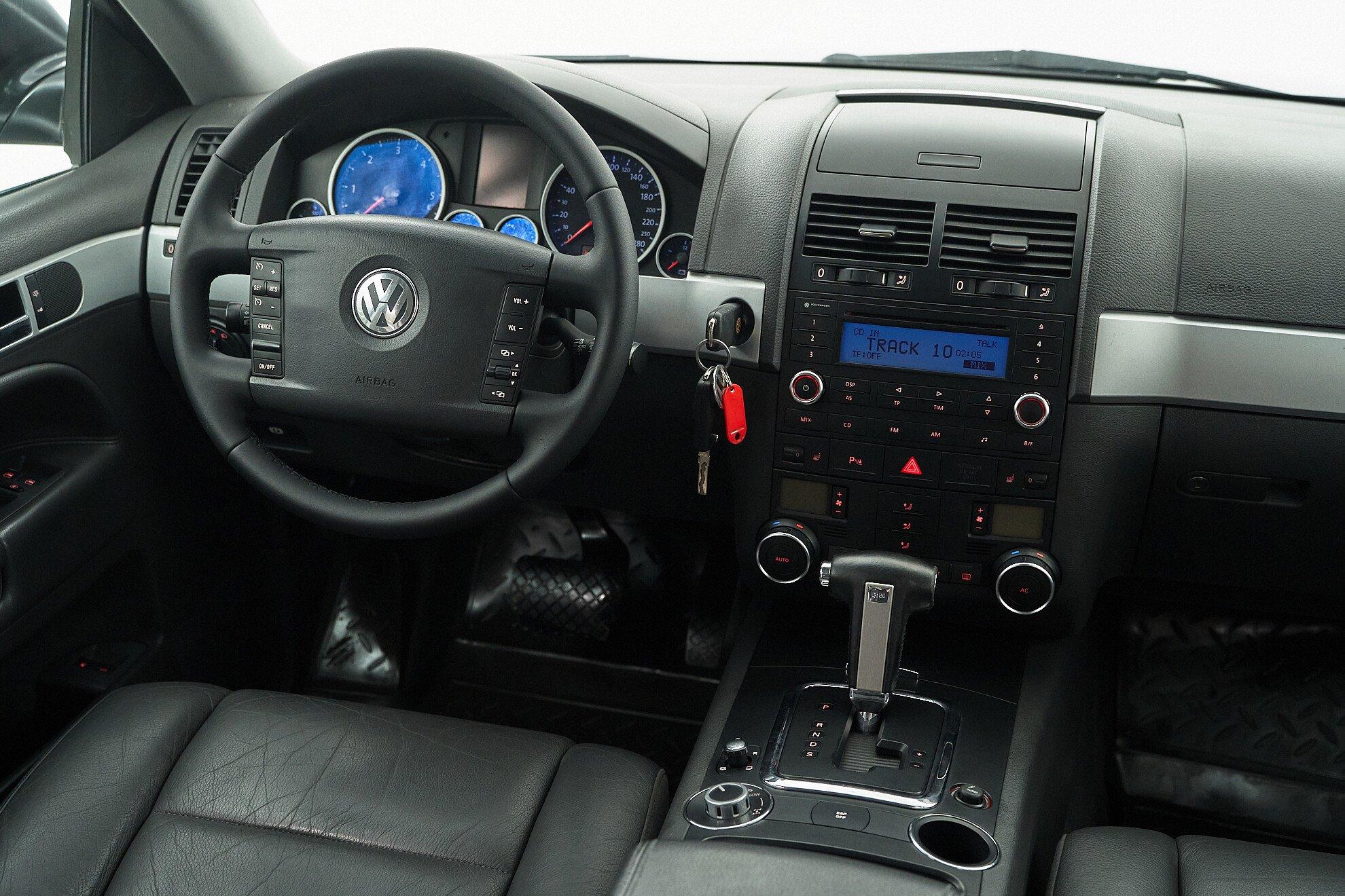 Volkswagen Touareg 2010, черный