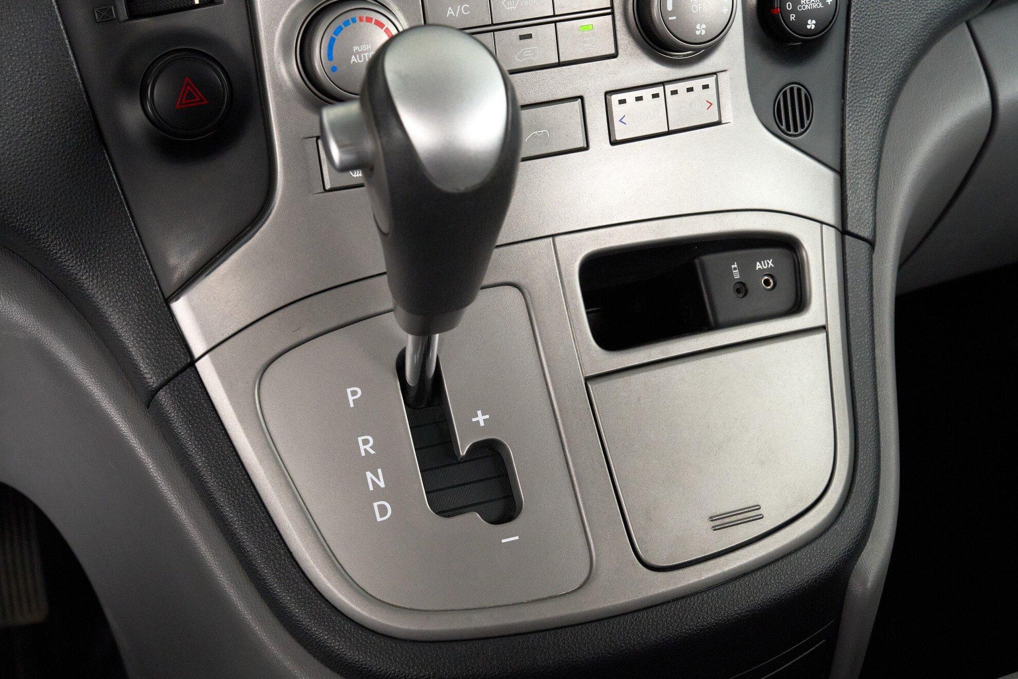 Hyundai Grand Starex 2010, серый