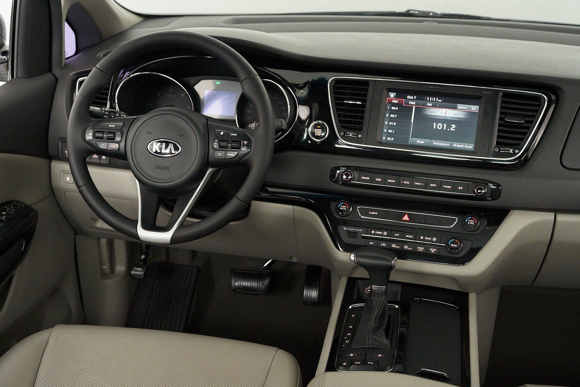 Kia Carnival 2017, серый