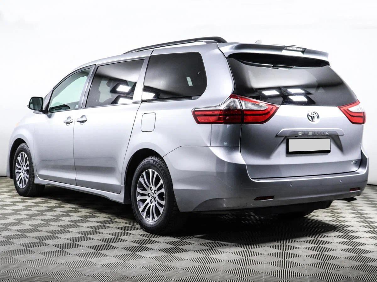 Toyota Sienna 2017, серебряный