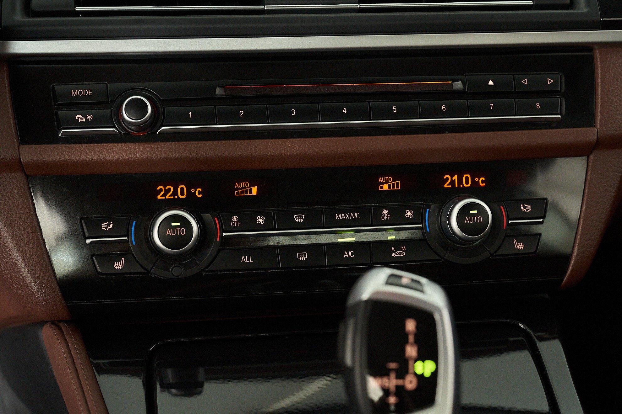 BMW 5 серии 2012, бежевый