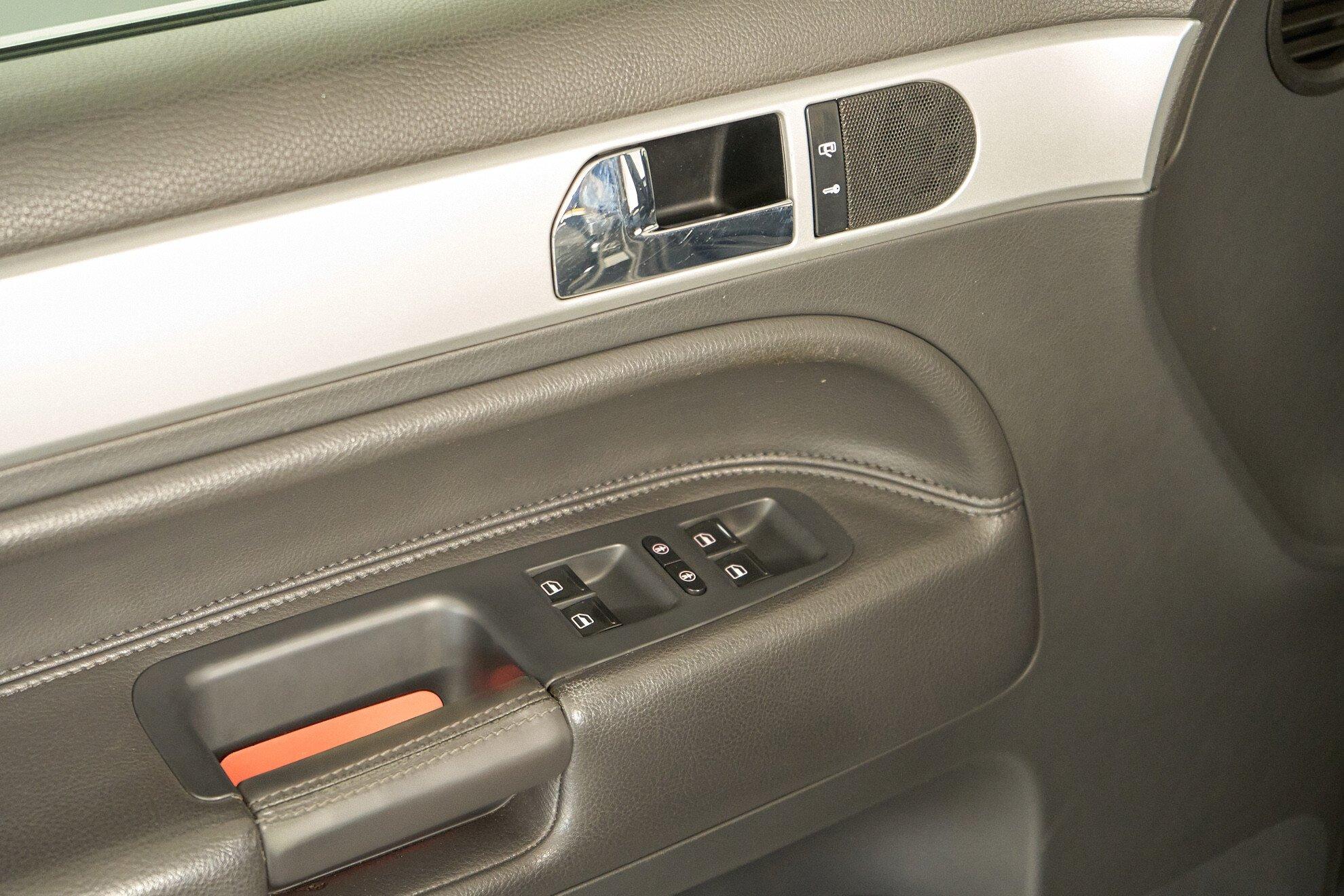 Volkswagen Touareg 2009, серый