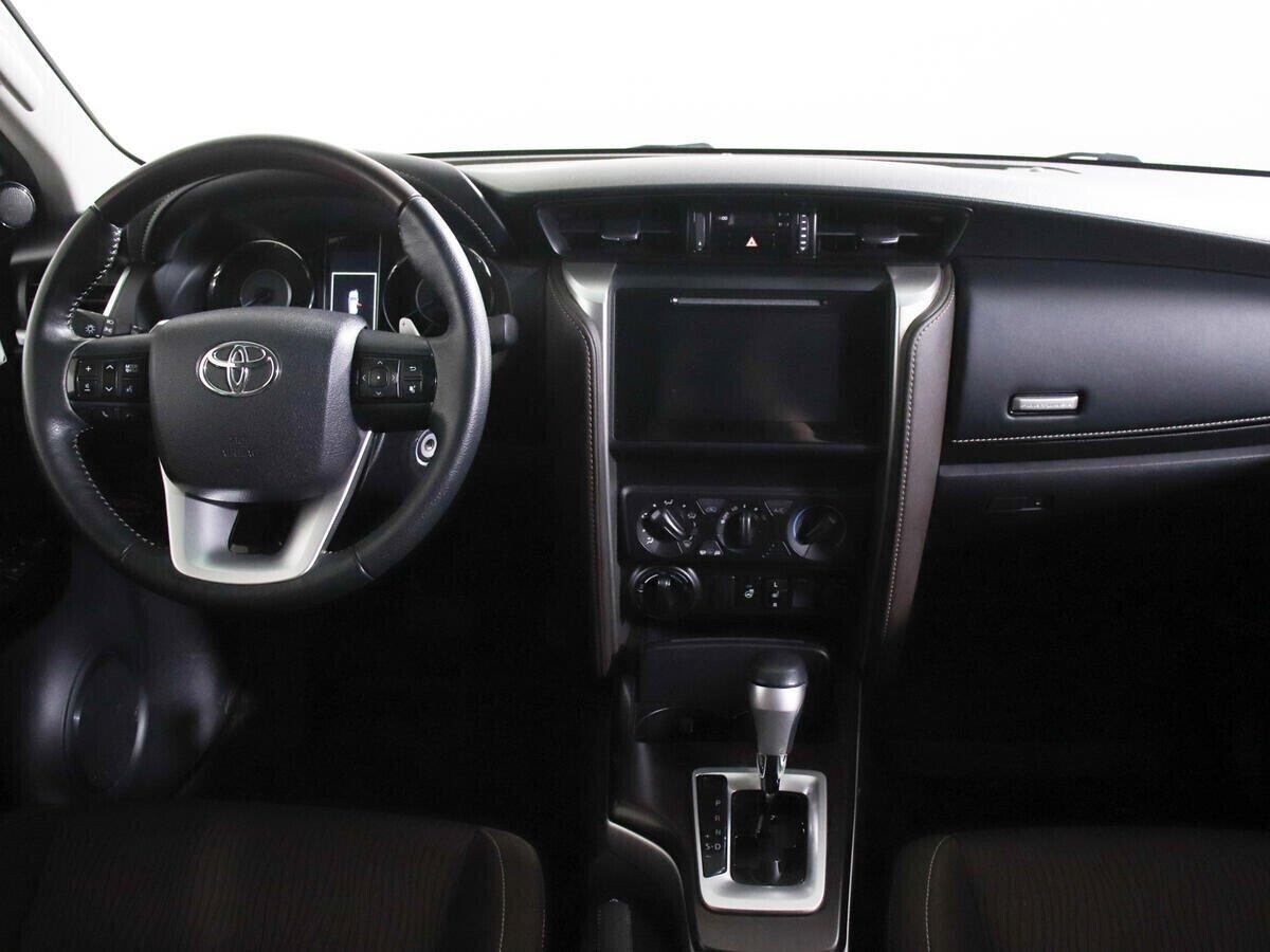 Toyota Fortuner 2018, черный