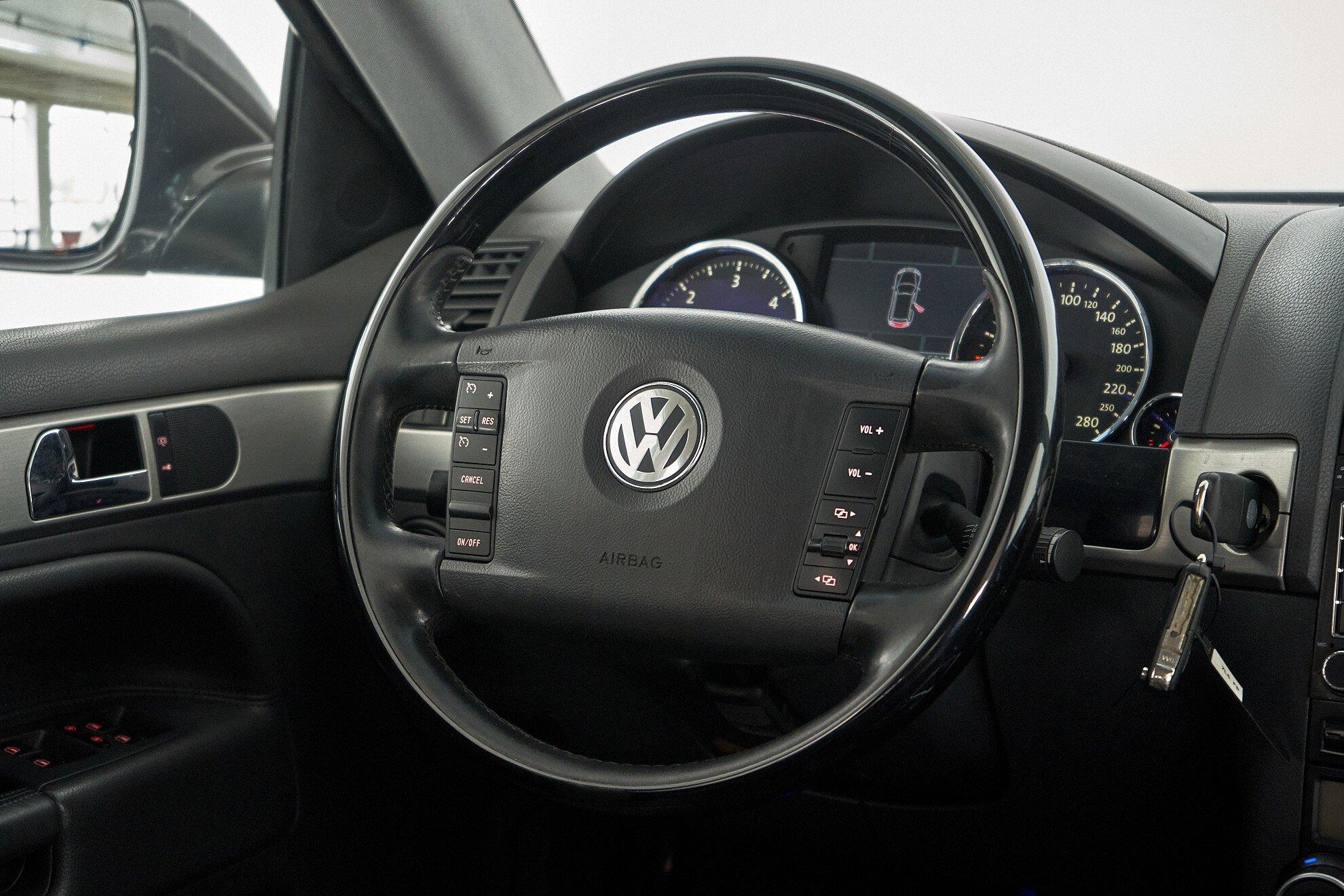 Volkswagen Touareg 2008, серый