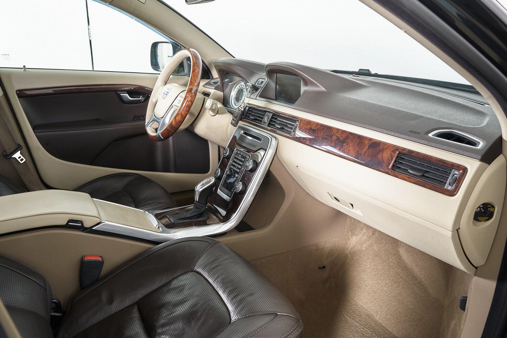 Volvo XC70 2012, черный