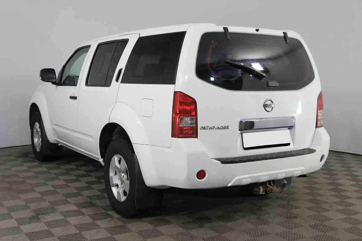 Nissan Pathfinder 2011, белый
