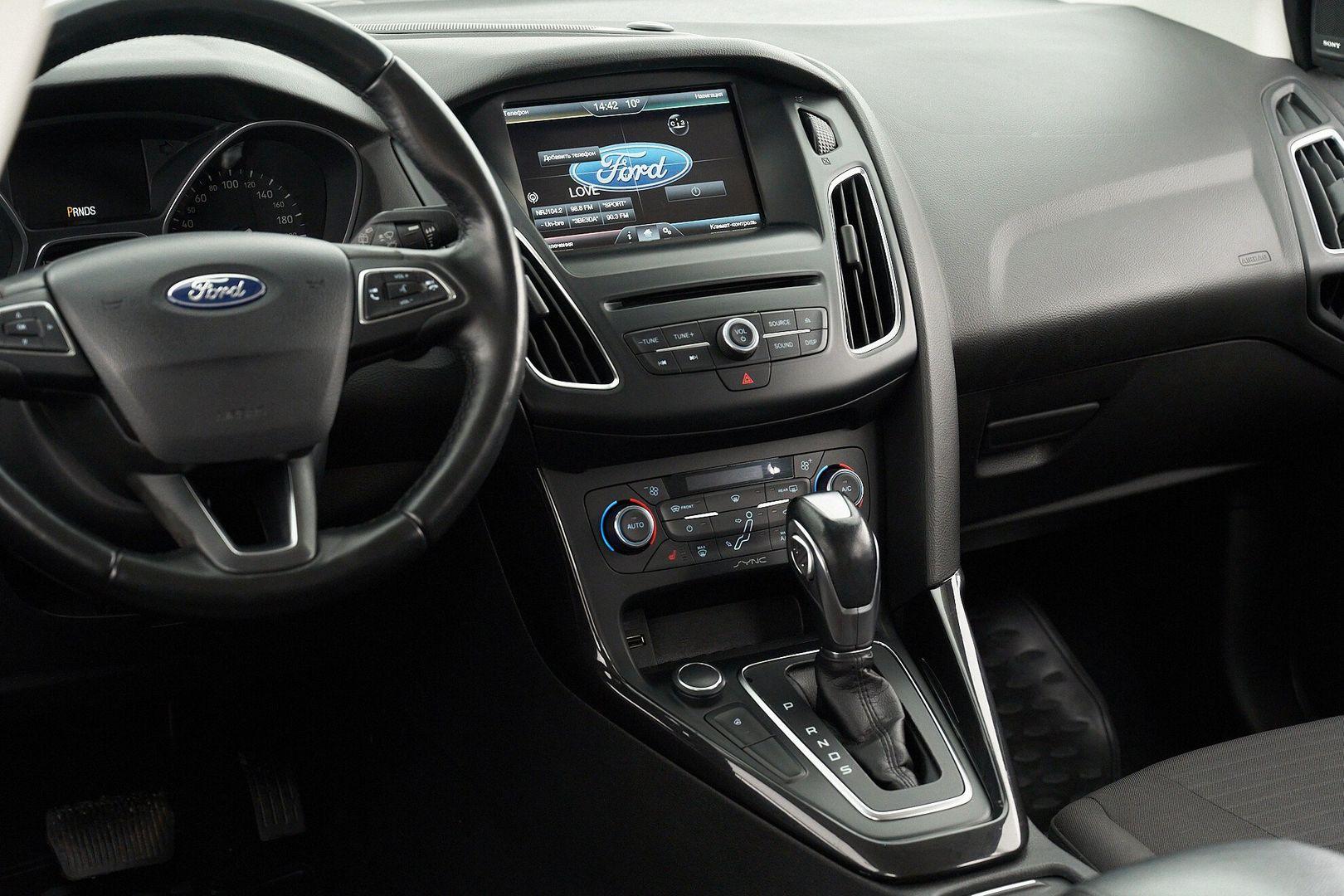 Ford Focus 2018, синий