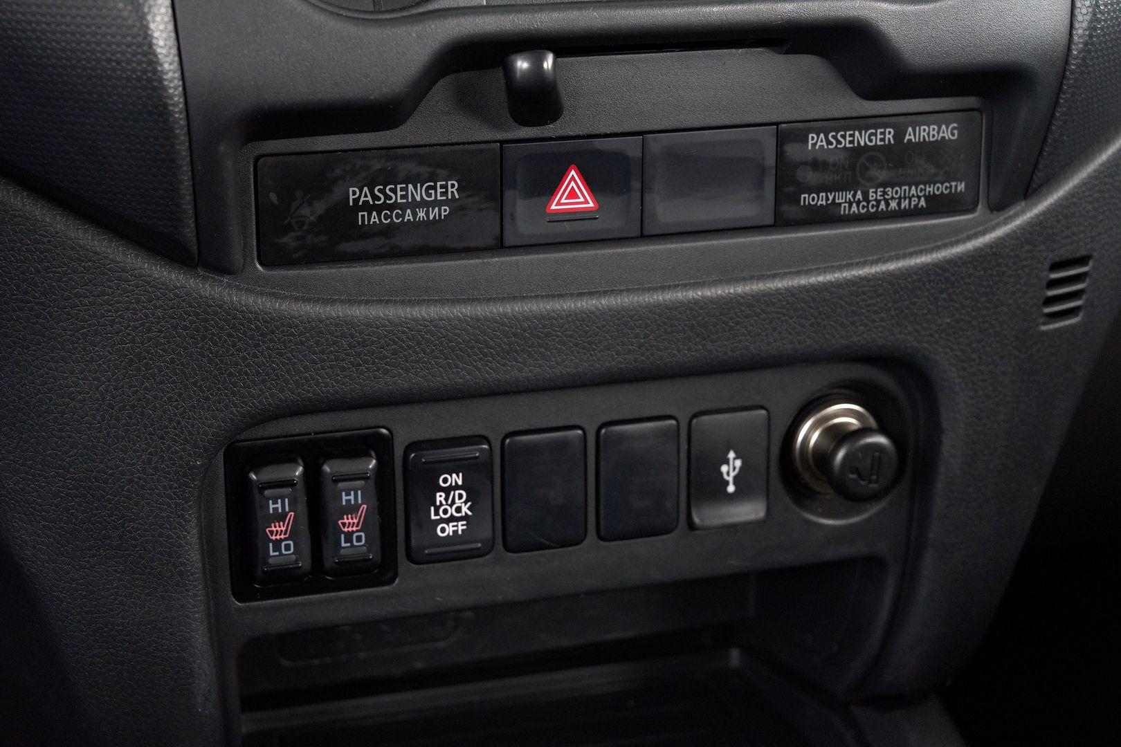 Mitsubishi L200 2017, серый