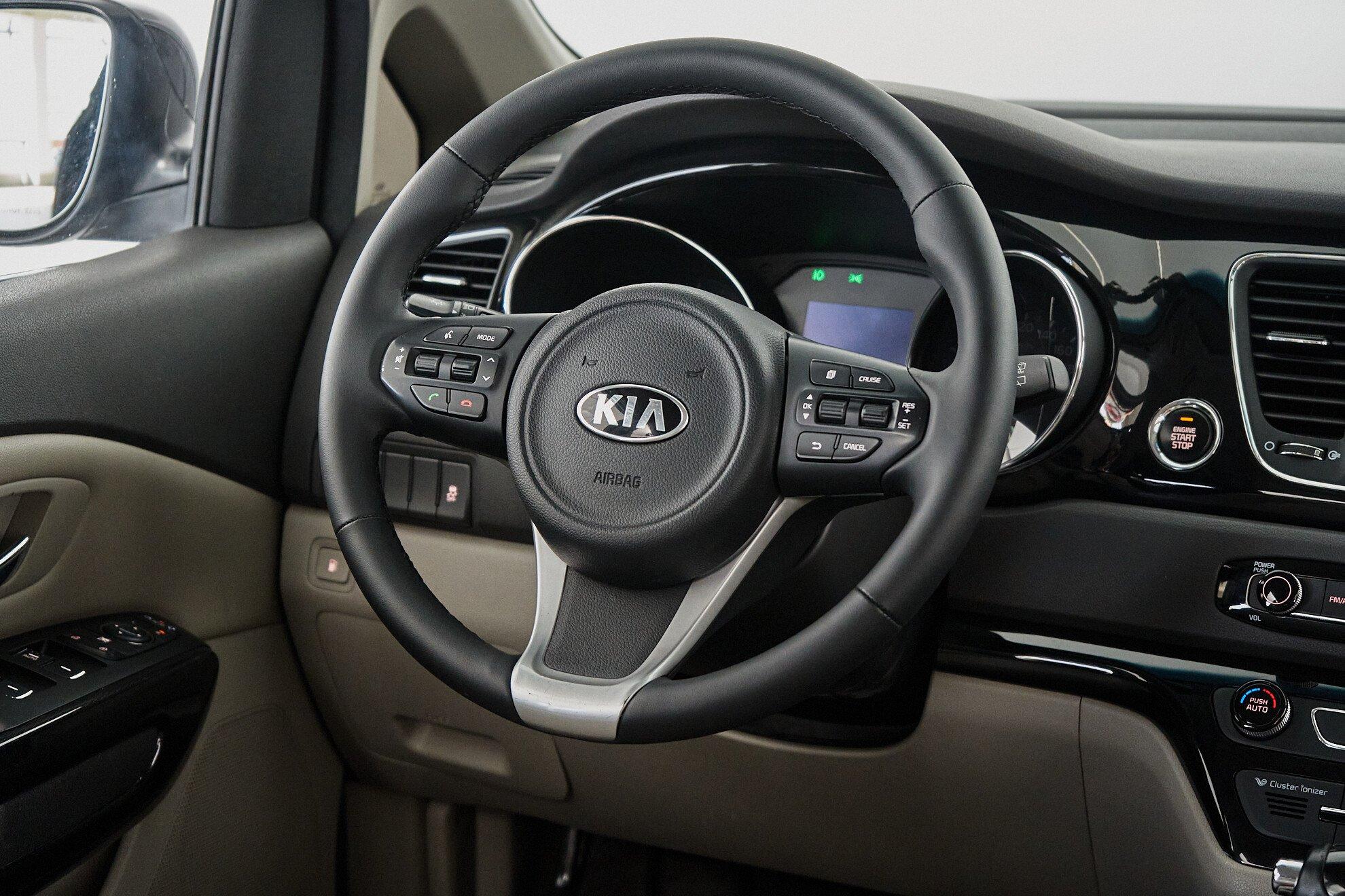 Kia Carnival 2016, черный