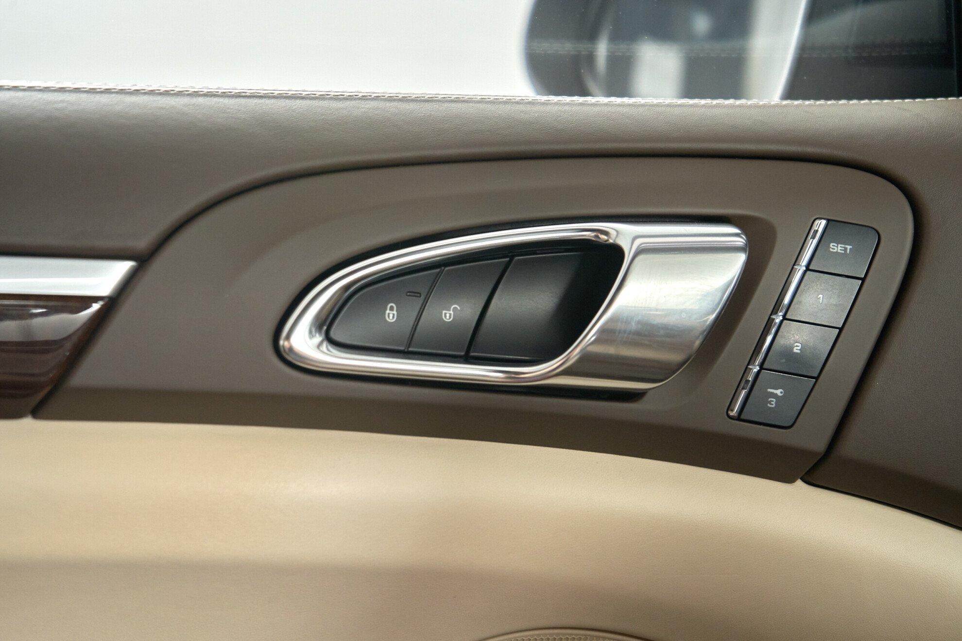 Porsche Cayenne 2012, черный
