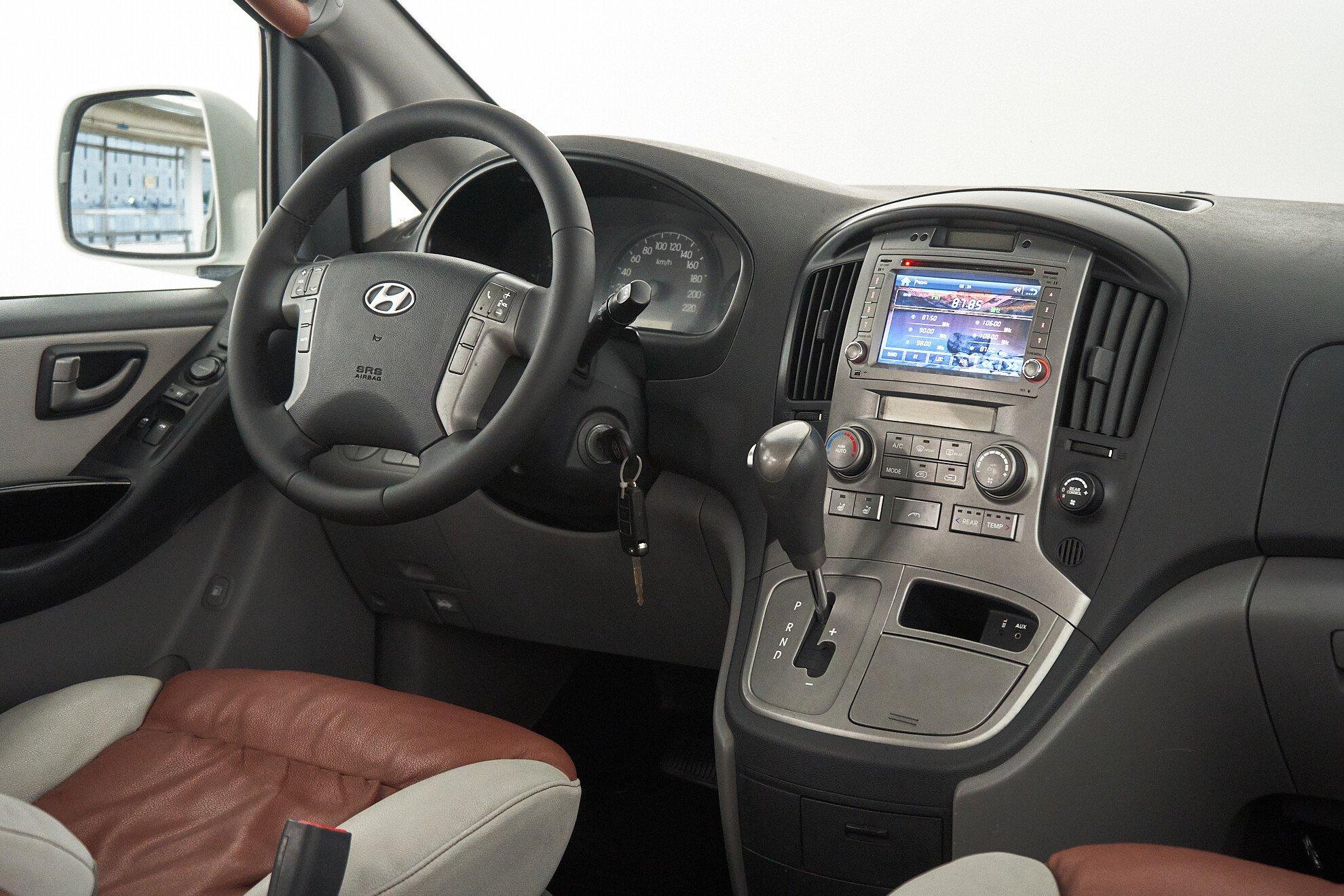 Hyundai Grand Starex 2010, белый