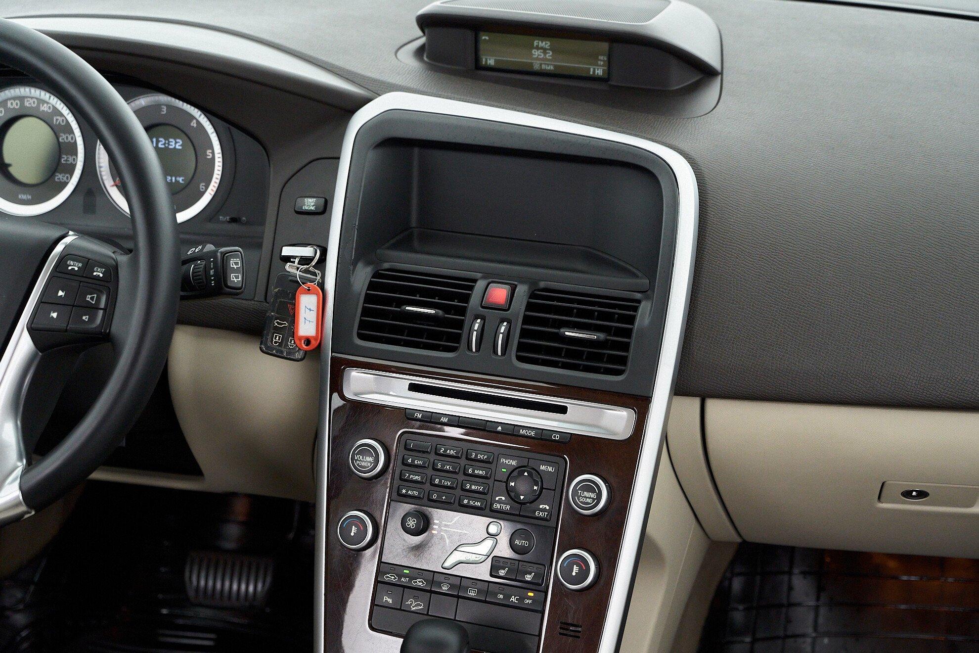 Volvo XC60 2011, белый