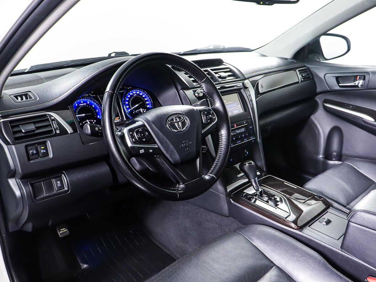 Toyota Camry 2017, белый