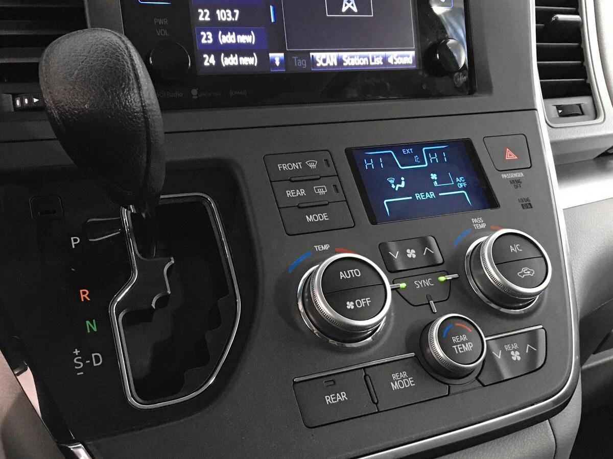 Toyota Sienna 2015, серебряный