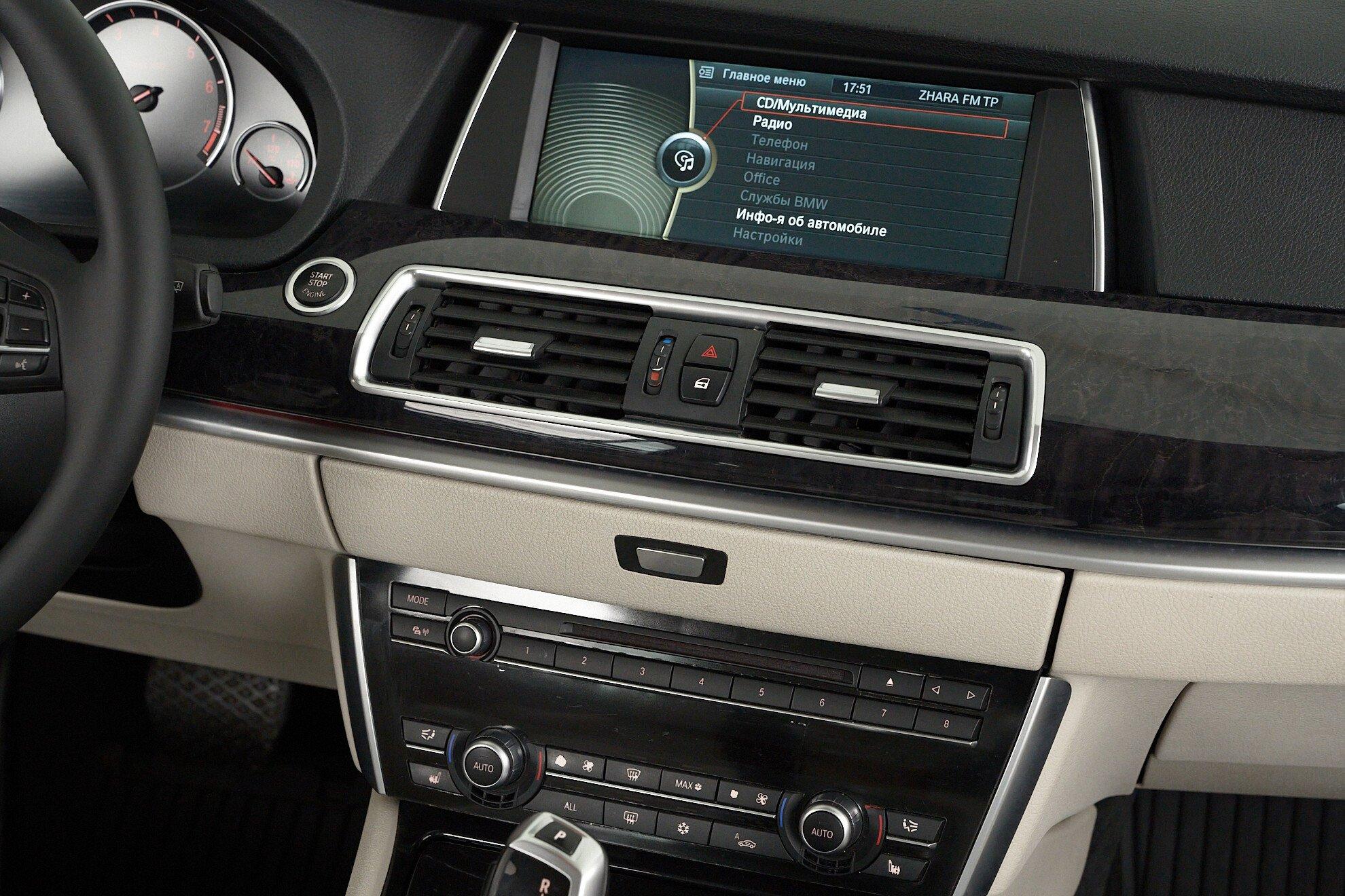 BMW 5 серии 2012, белый