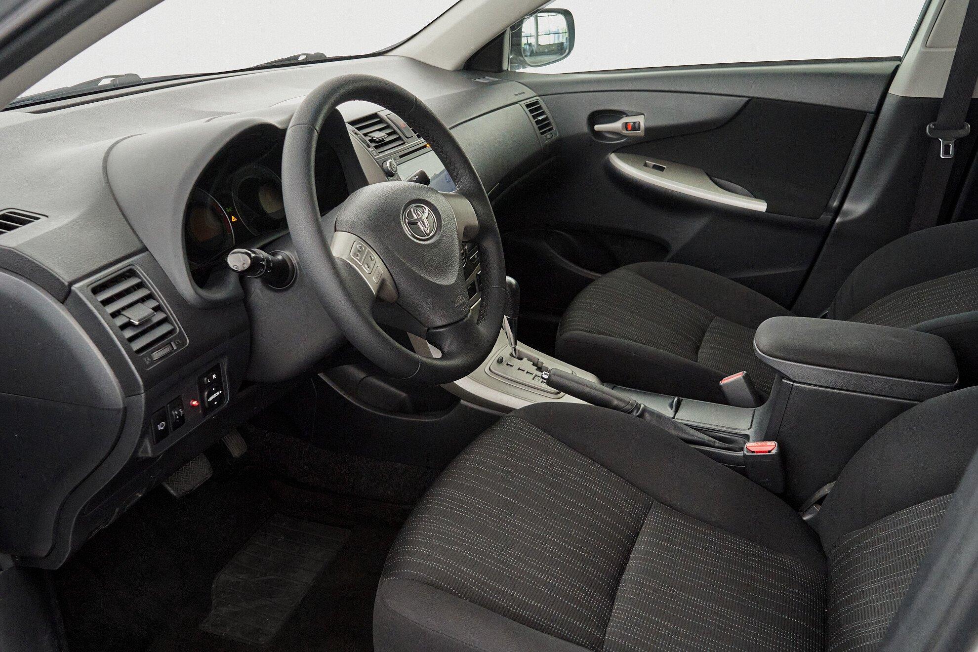 Toyota Corolla 2010, серебряный