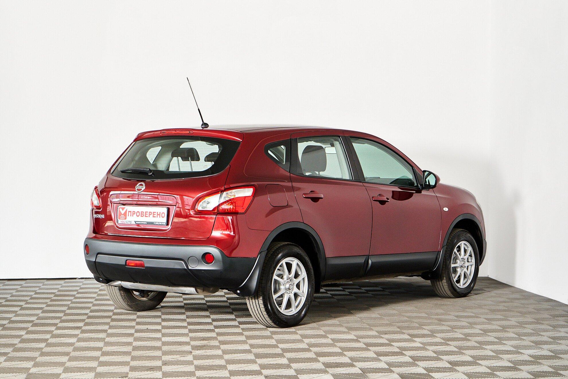 Nissan Qashqai 2013, красный
