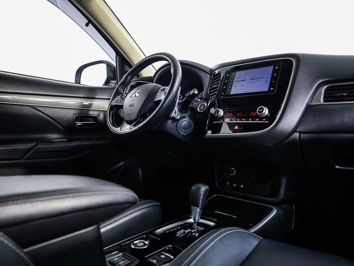 Mitsubishi Outlander 2019, черный