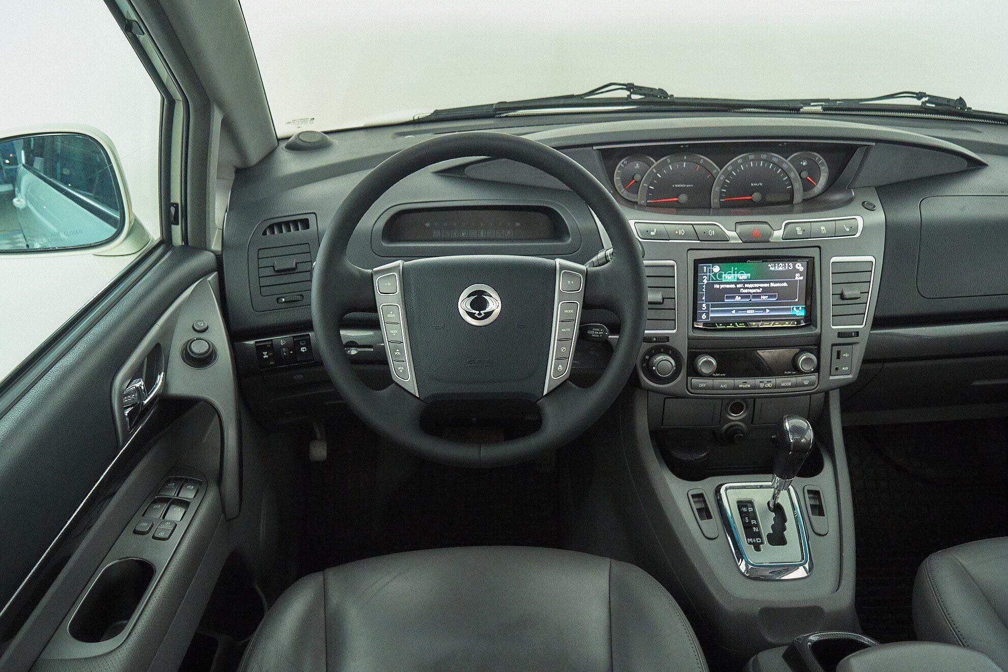 SsangYong Stavic 2013, белый