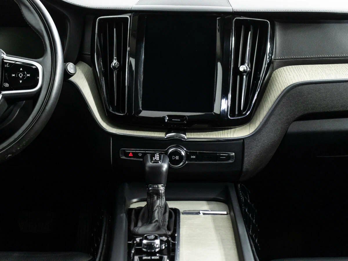 Volvo XC60 2019, серый