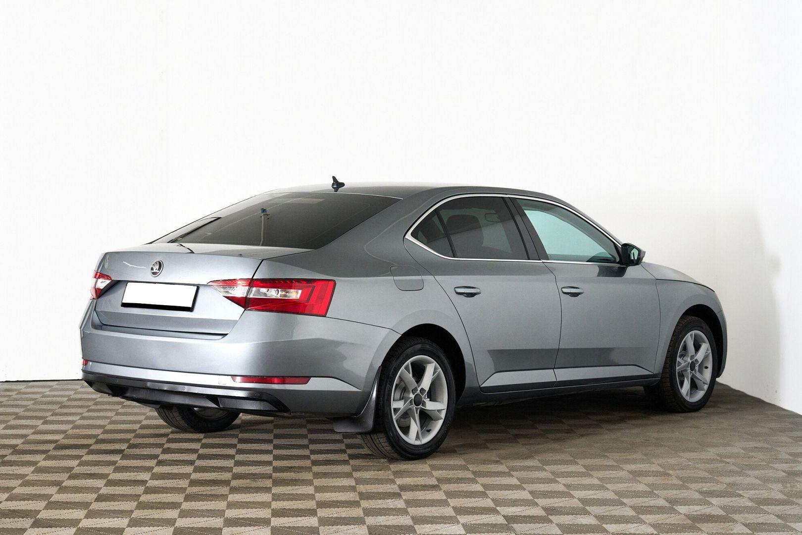 Skoda Superb 2015, серый