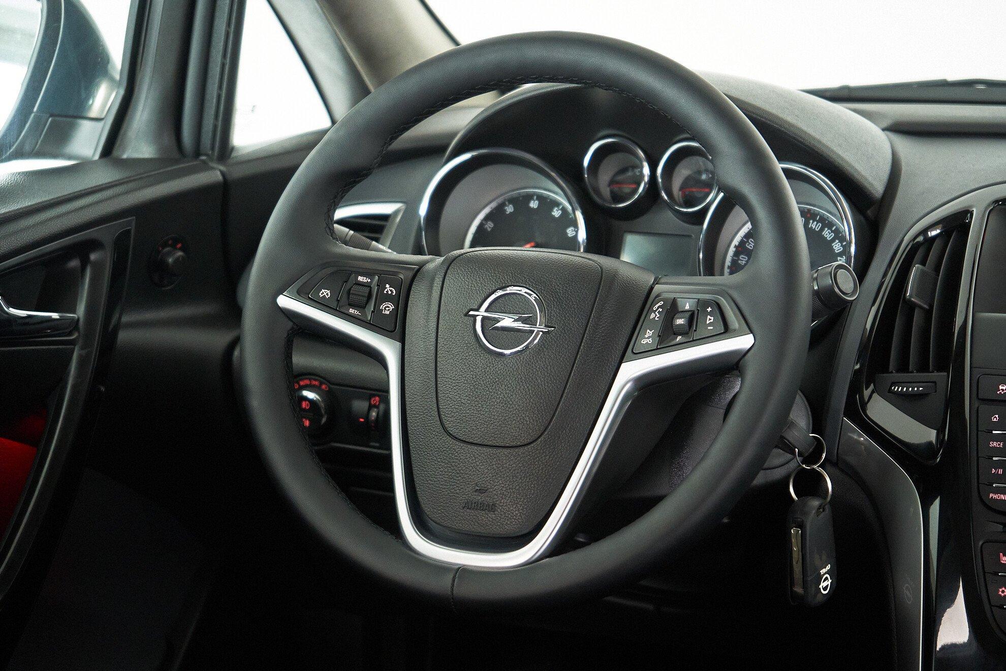 Opel Astra 2015, серый