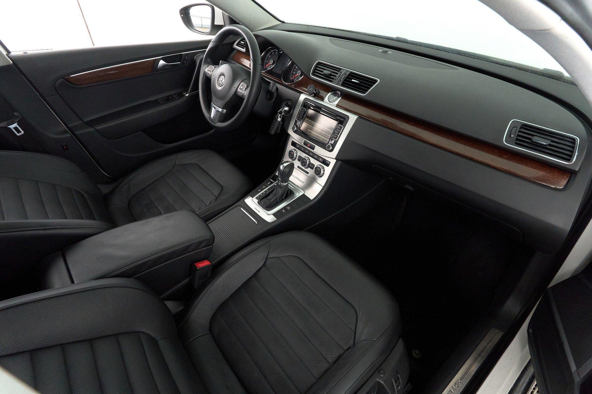 Volkswagen Passat 2013, белый