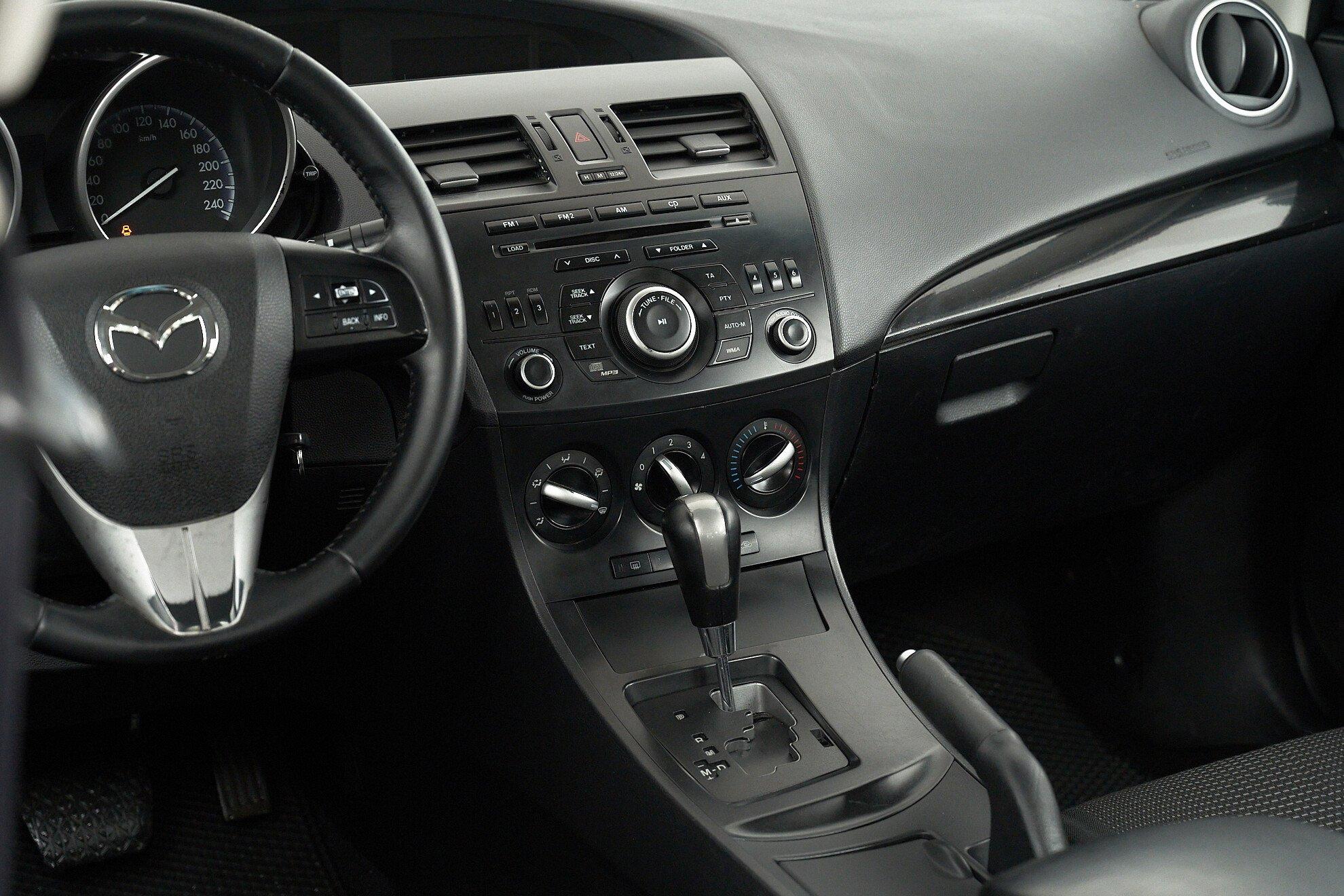 Mazda 3 2011, красный