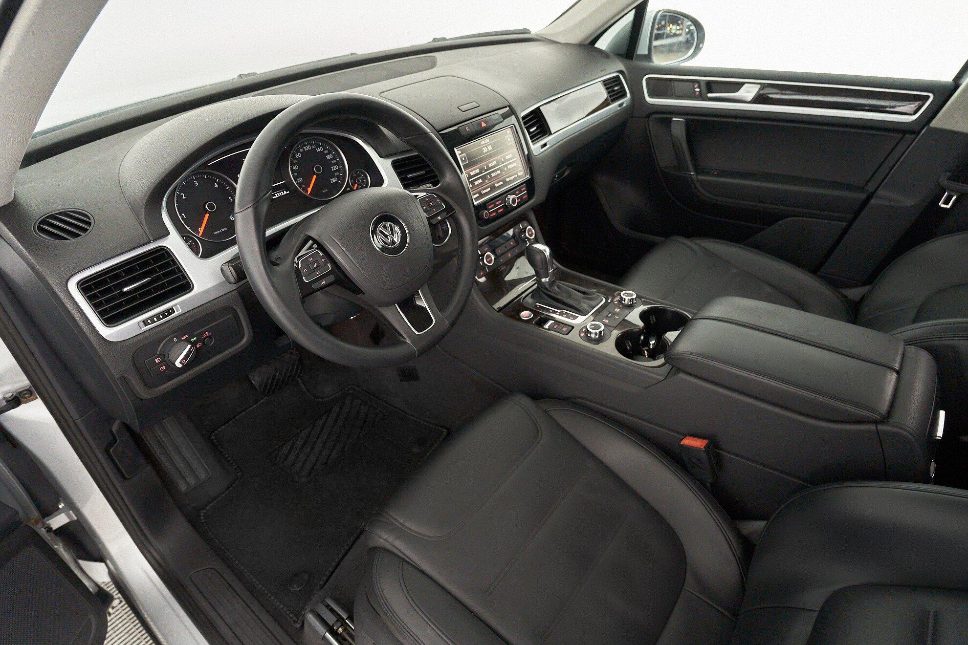 Volkswagen Touareg 2011, серебряный