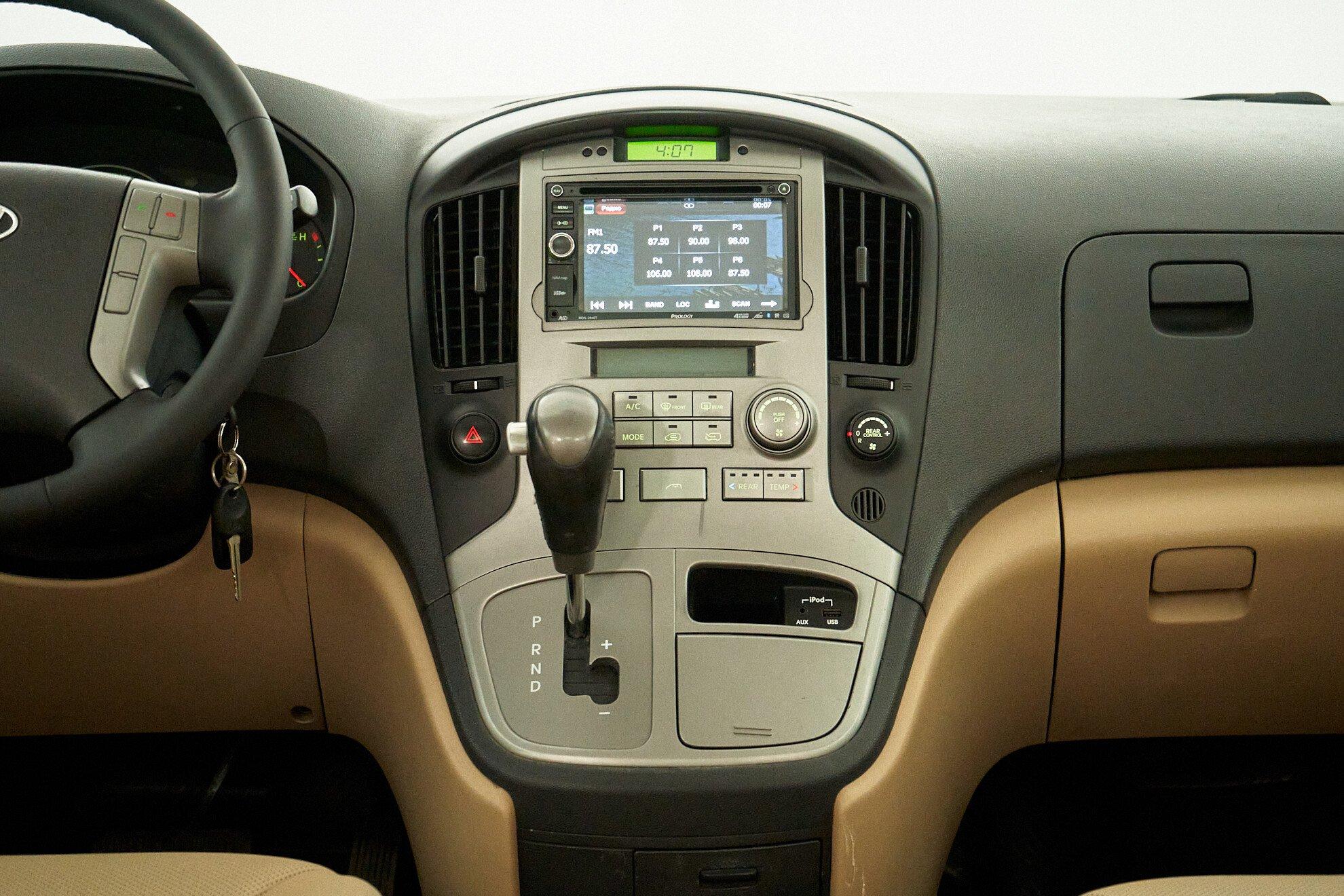 Hyundai Grand Starex 2012, серебряный
