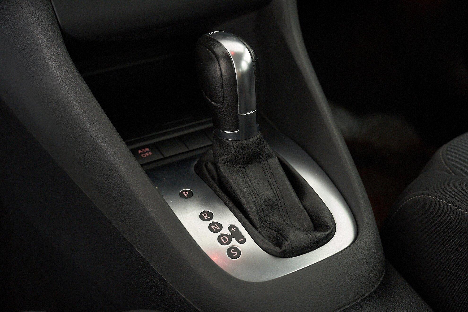 Volkswagen Golf 2012, серый