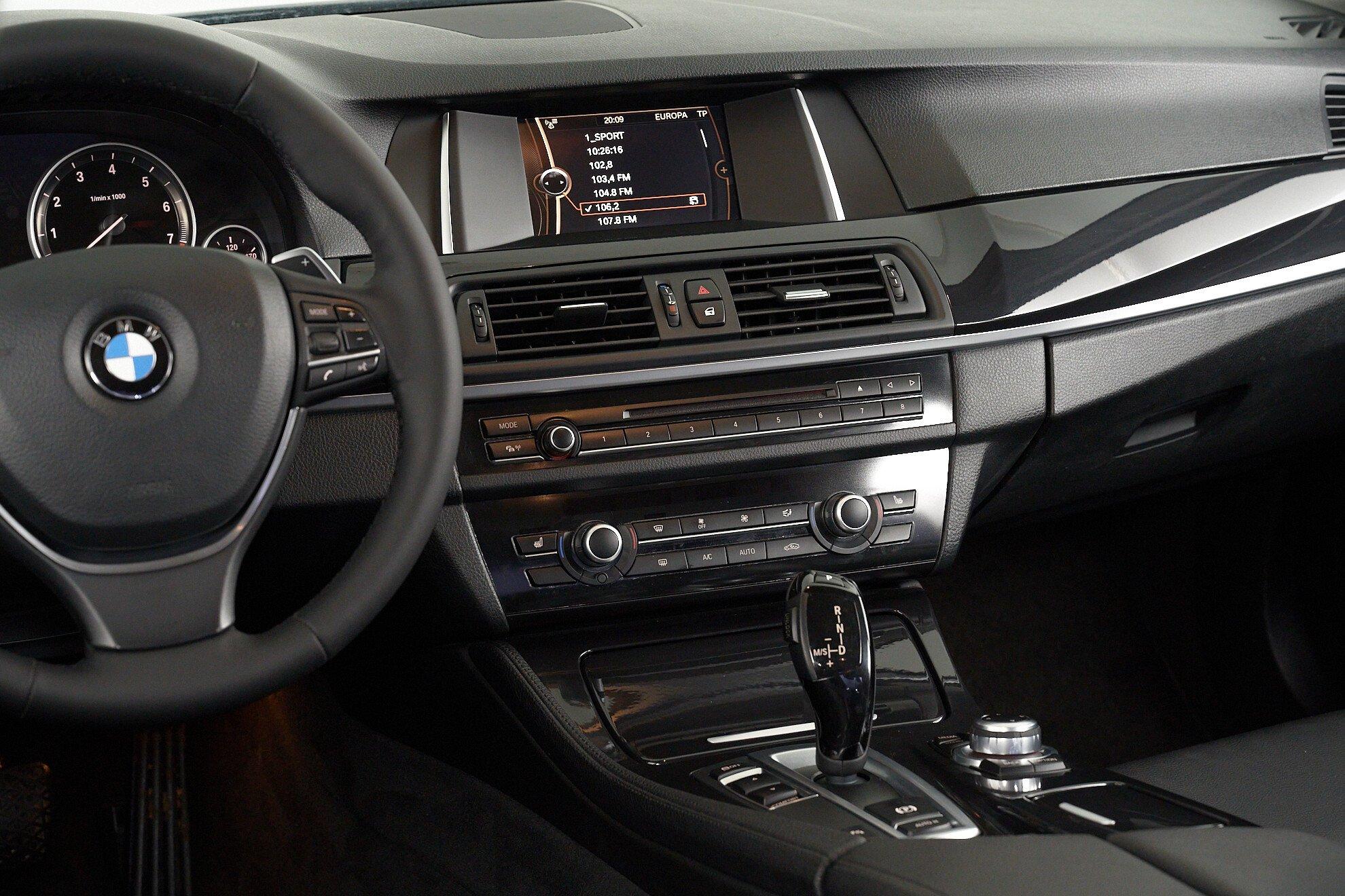 BMW 5 серии 2016, серый