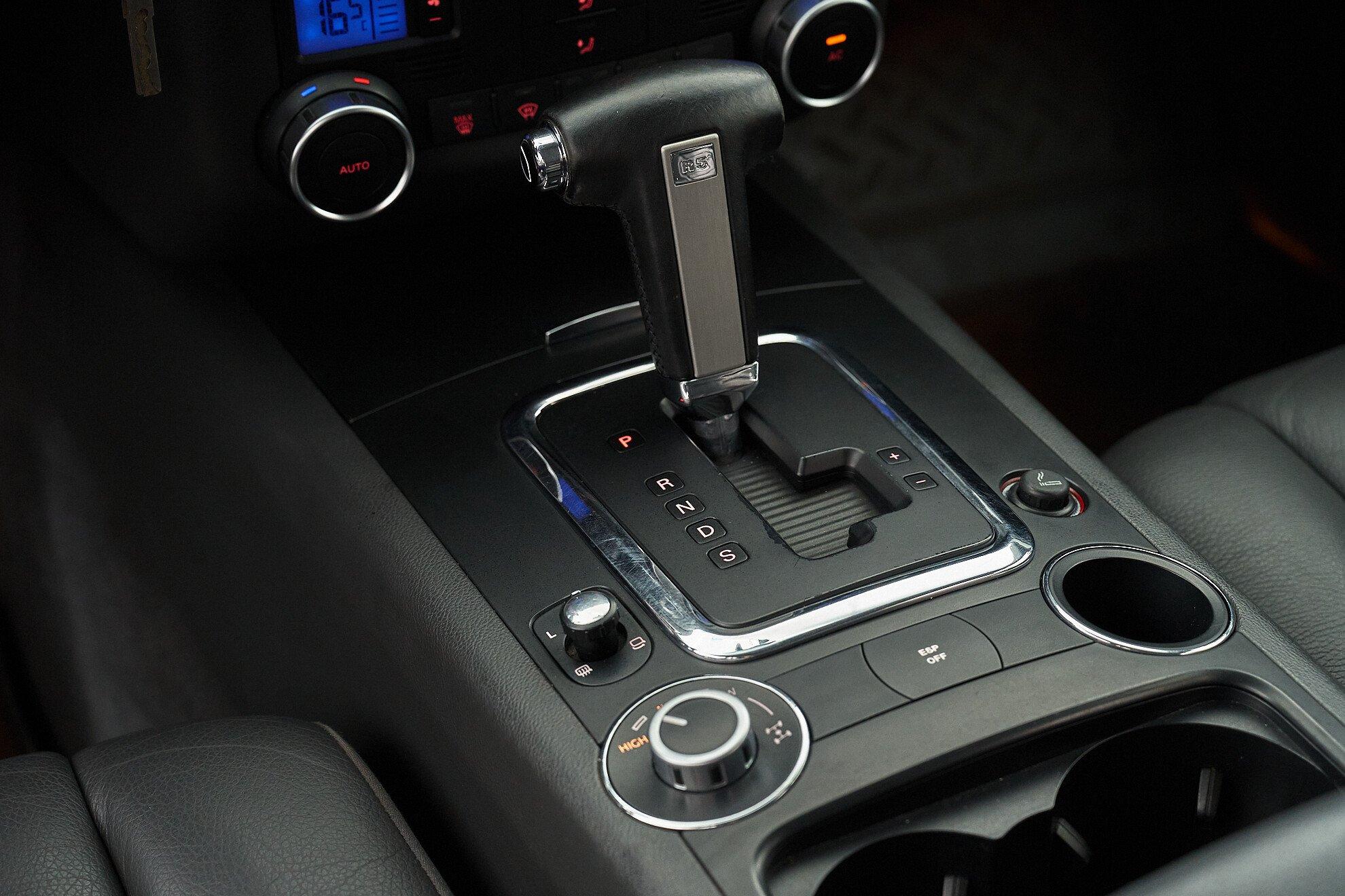 Volkswagen Touareg 2010, черный