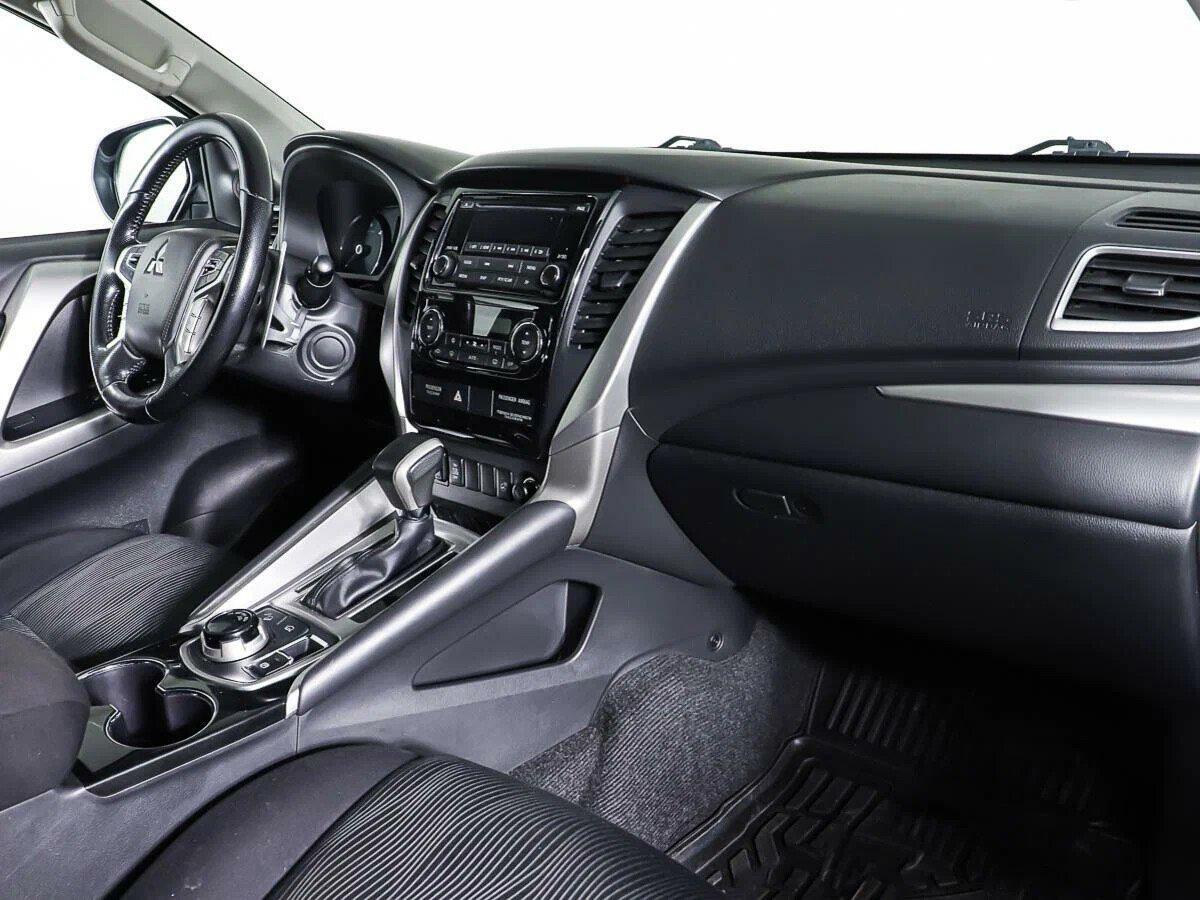 Mitsubishi Pajero Sport 2018, черный