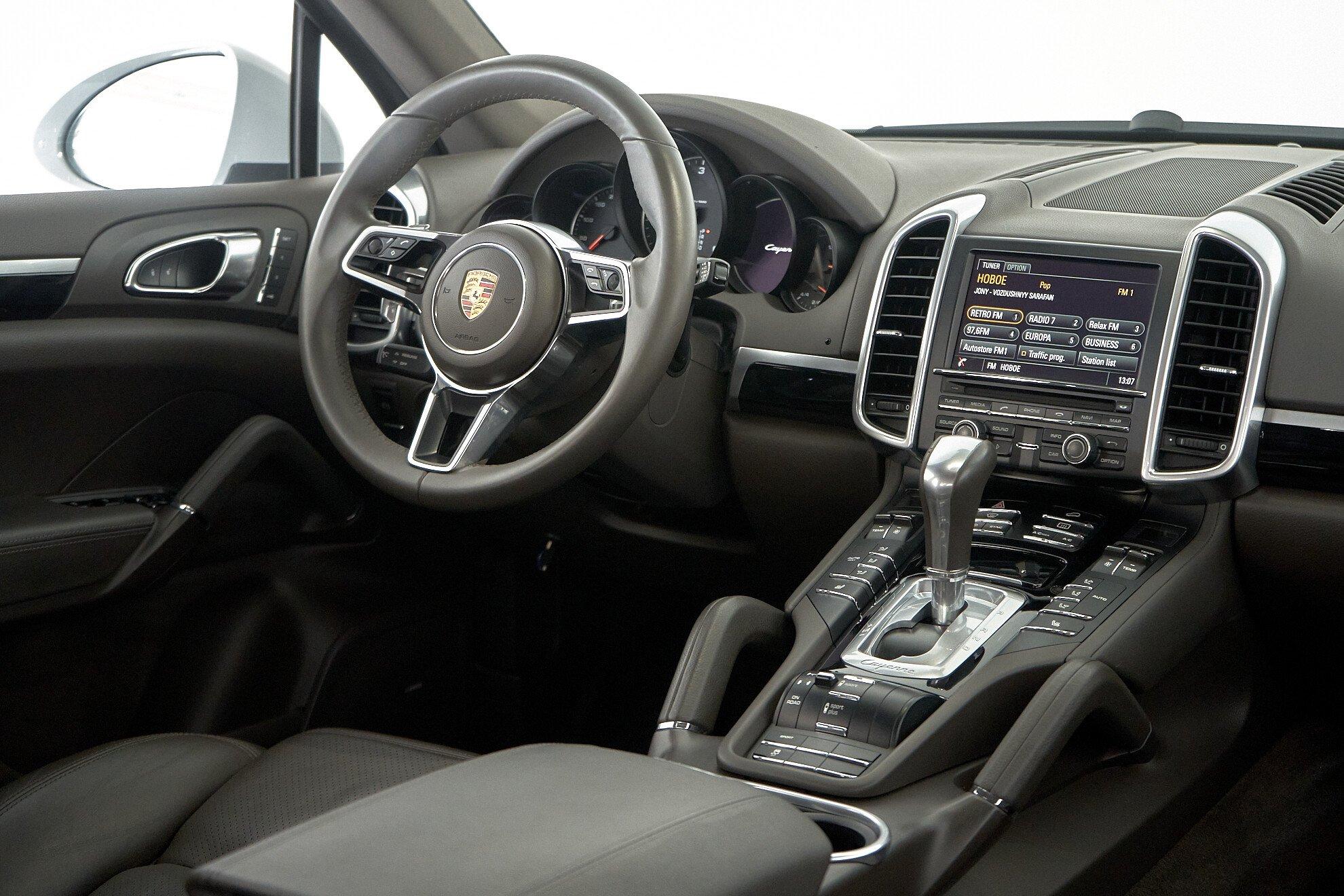Porsche Cayenne 2016, белый
